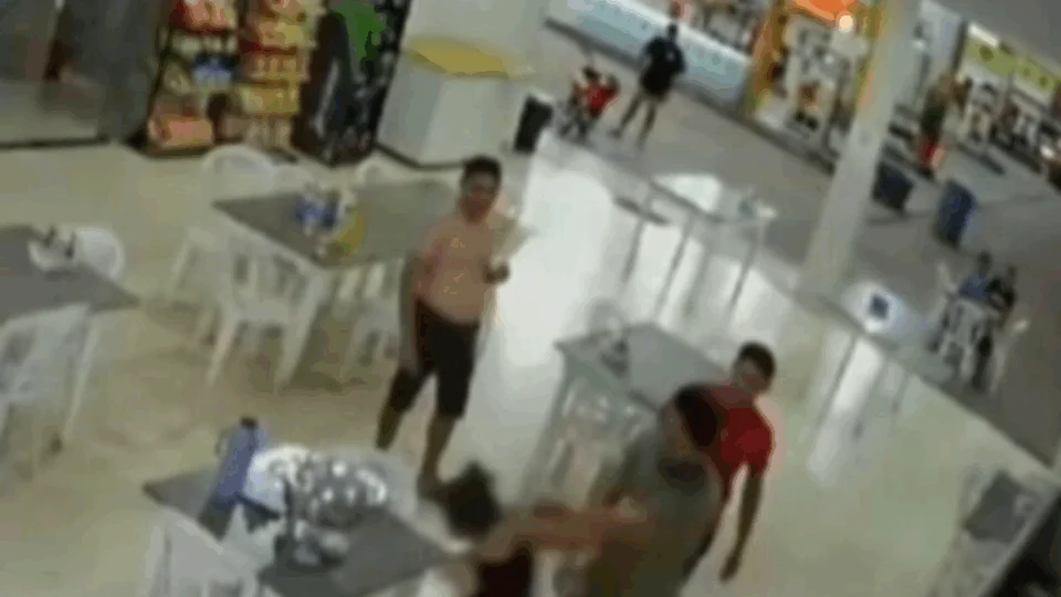 VEJA VÍDEO: atendente de conveniência é agredida após discussão por R$ 20