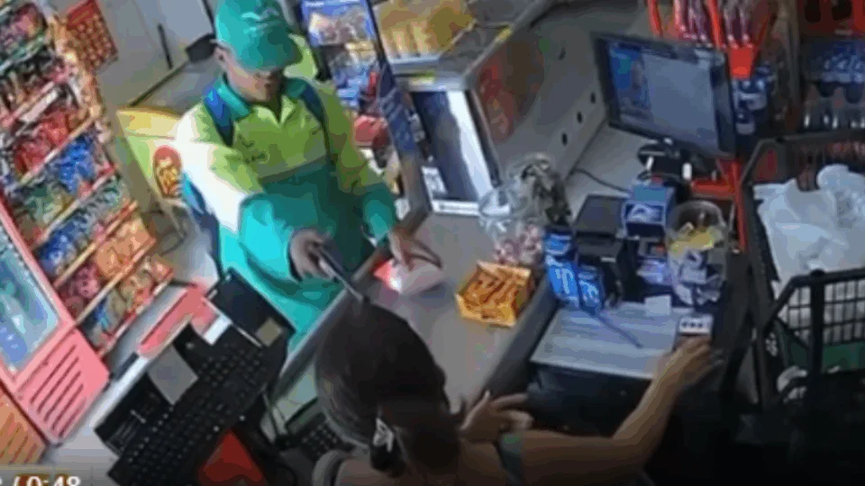 VEJA VÍDEO: homem vestido de gari, aponta arma para mulher e assalta padaria