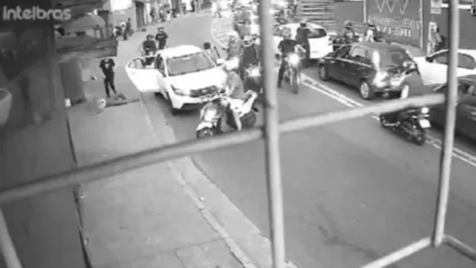 Veja Vídeo: motorista passa mal e atropela 5 pessoas em ponto de ônibus