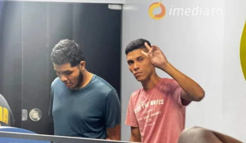 Dois homens são presos com moto roubada, arma e drogas na Avenida Autaz Mirim