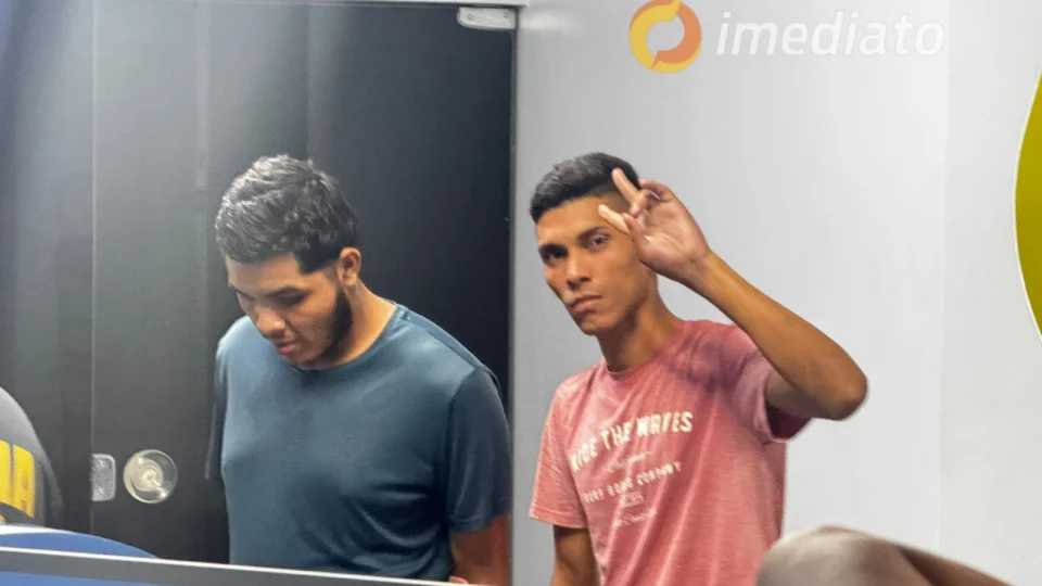 Dois homens são presos com moto roubada, arma e drogas na Avenida Autaz Mirim