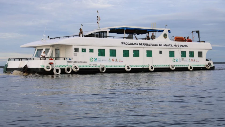 Pesquisadores da UEA monitoram a qualidade da água do Rio Negro