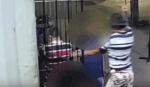 VEJA VÍDEO: homem foge após esfaquear dono de bar várias vezes na frente de clientes