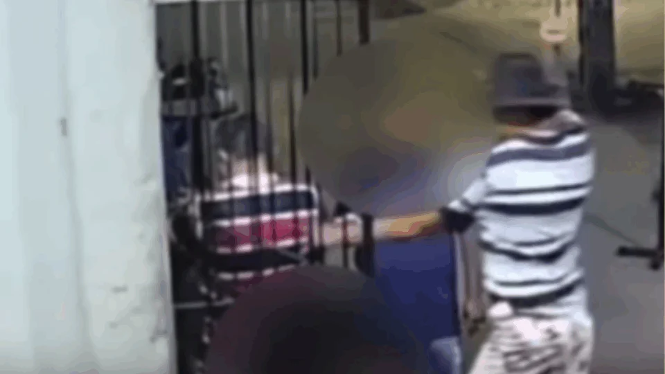 VEJA VÍDEO: homem foge após esfaquear dono de bar várias vezes na frente de clientes