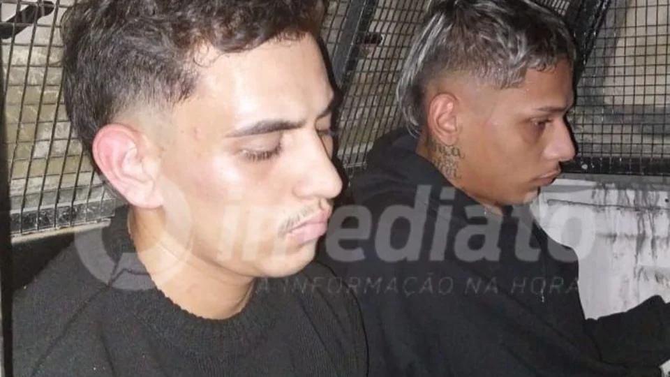 Assaltantes são presos com simulacro de arma de fogo e moto roubada no Mutirão