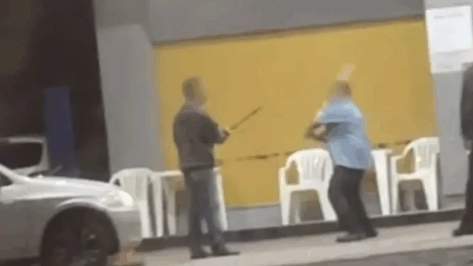 VEJA VÍDEO: frentista e cliente se agridem com pedaços de madeiras após confusão por combustível
