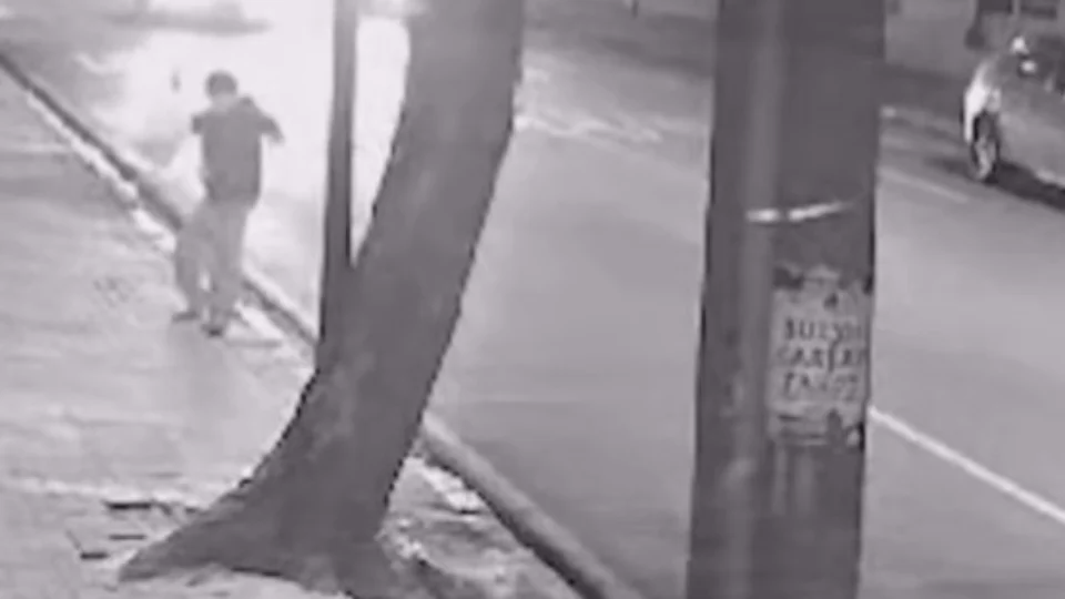 VEJA VÍDEO: idoso morre atropelado após sofrer mal súbito e cair em avenida