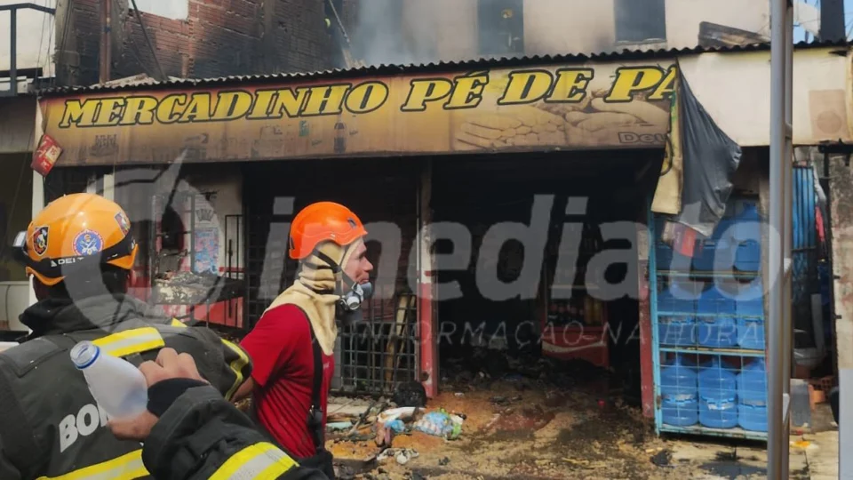 VÍDEOS: incêndio destrói mercadinho no bairro São José Operário