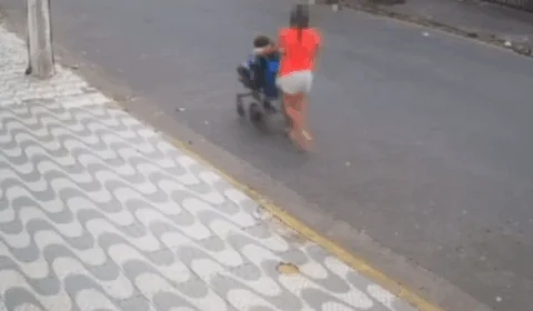 VEJA VÍDEO: mulher é assaltada com filha cadeirante e ladrão ameaça criança