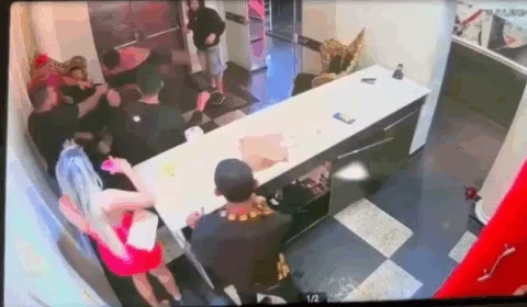 VEJA VÍDEO: PM atira e mata cliente durante briga dentro de boate