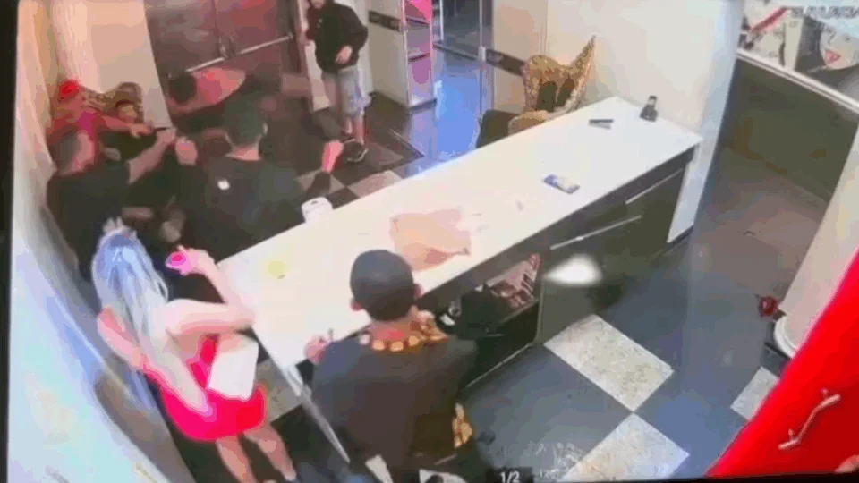 VEJA VÍDEO: PM atira e mata cliente durante briga dentro de boate