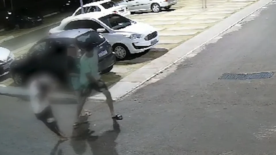 Veja Vídeo: subsíndico dá soco no rosto de adolescente dentro de condomínio