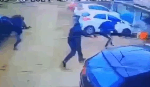 VEJA VÍDEO: homem é executado a tiros logo após sair de presídio