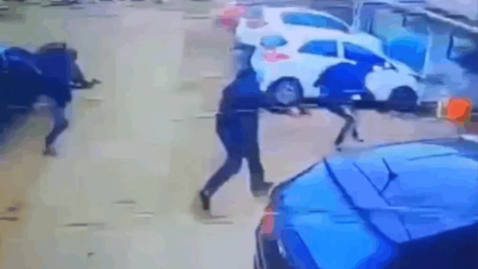 VEJA VÍDEO: homem é executado a tiros logo após sair de presídio