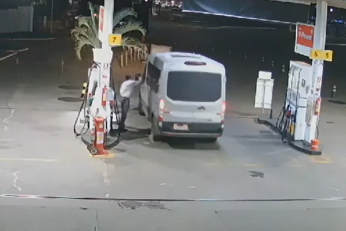 VEJA VÍDEO: motorista de van dá calote em frentista e foge com tanque cheio