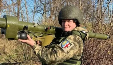 Ex-professora ucraniana abate míssil russo em sua primeira missão de combate e é homenageada