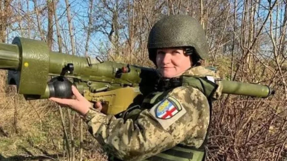 Ex-professora ucraniana abate míssil russo em sua primeira missão de combate e é homenageada