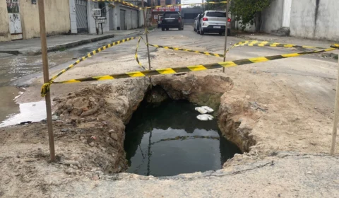 Buraco em rua do Conjunto Castanheiras causa prejuízos e insegurança aos moradores