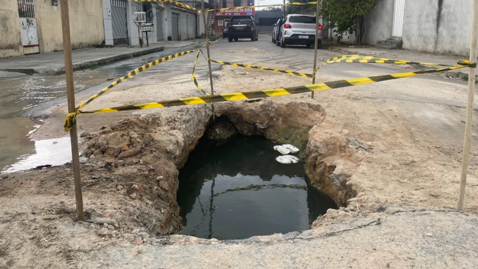 Buraco em rua do Conjunto Castanheiras causa prejuízos e insegurança aos moradores
