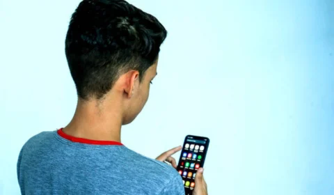 Austrália aprova lei pioneira que proíbe acesso de menores de 16 anos a redes sociais