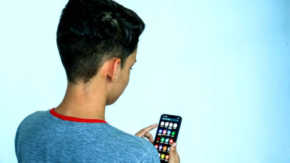 Austrália aprova lei pioneira que proíbe acesso de menores de 16 anos a redes sociais