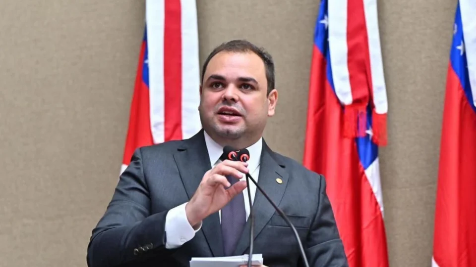 Juiz manda portal remover matérias difamatórias contra Roberto Cidade