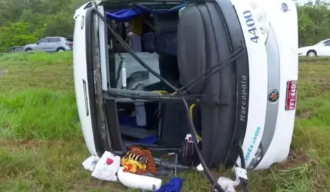 Ônibus tomba na BR-324 e deixa 10 feridos na Região Metropolitana de Salvador