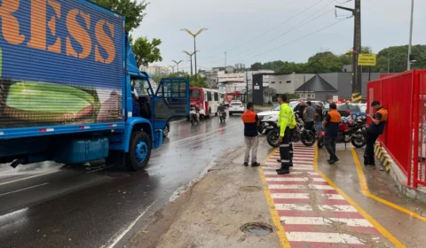 Acidente entre caminhão e motocicleta causa lentidão na Avenida Cosme Ferreira, em Manaus