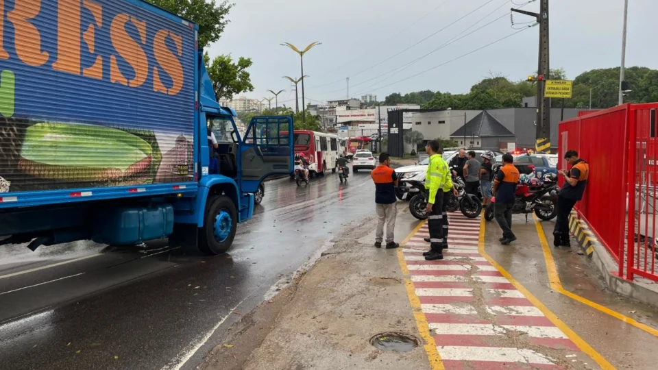 Acidente entre caminhão e motocicleta causa lentidão na Avenida Cosme Ferreira, em Manaus