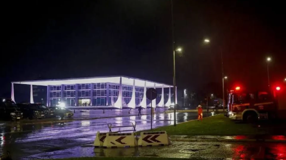 Supremo Tribunal Federal e Senado alteram o expediente após explosões na Praça dos Três Poderes