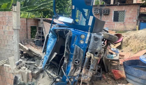 Crianças escapam ilesas após caminhão desgovernado destruir casa no Mauazinho