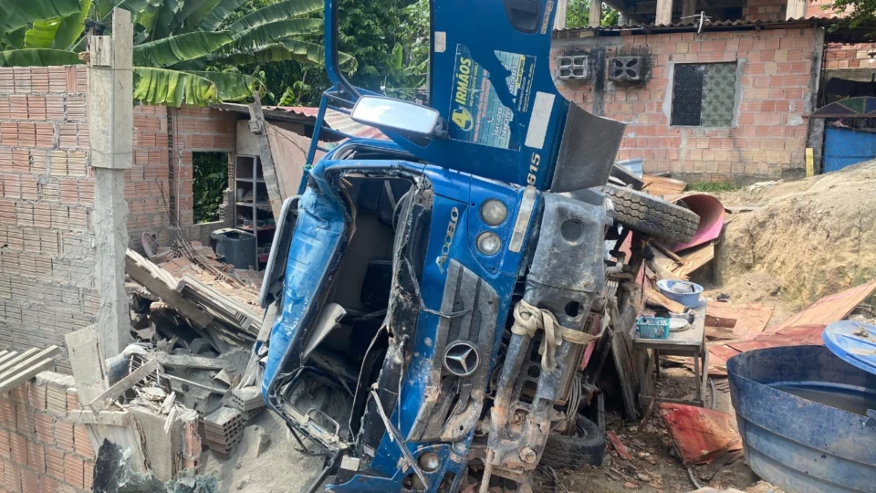 Crianças escapam ilesas após caminhão desgovernado destruir casa no Mauazinho