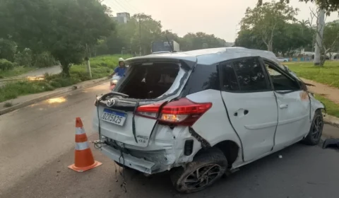 Carro capota sete vezes em grave acidente na Avenida Brasil