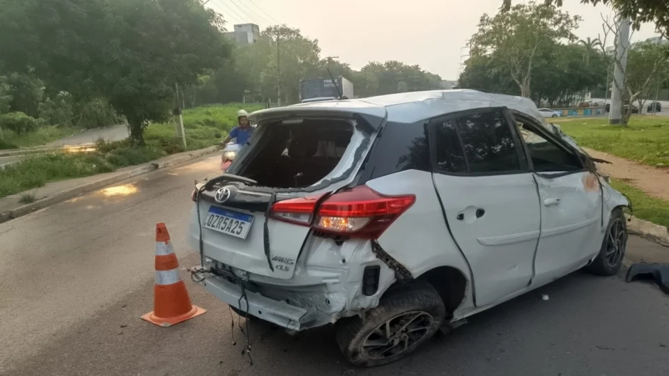 Carro capota sete vezes em grave acidente na Avenida Brasil