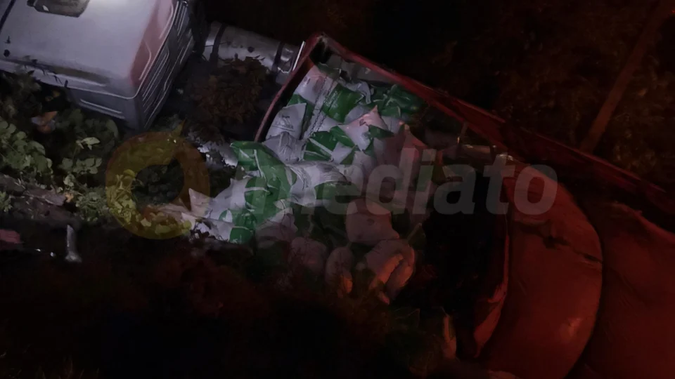 Acidente entre dois caminhões deixa três pessoas feridas na BR-174, em Presidente Figueiredo