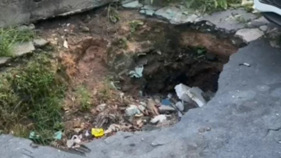 Moradores do bairro Cachoeirinha enfrentam problemas com buracos e rachaduras no asfalto