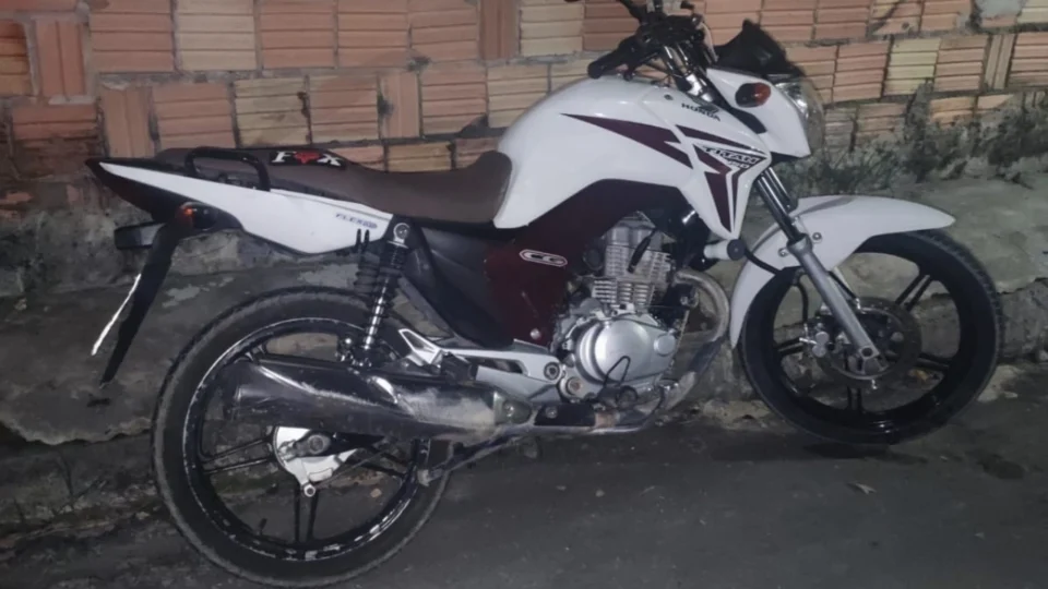 PMAM recupera motocicleta furtada no bairro Lago Azul