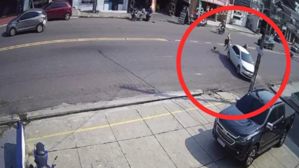 Motociclista e garupa ficam feridos em colisão com carro no bairro Raiz em Manaus