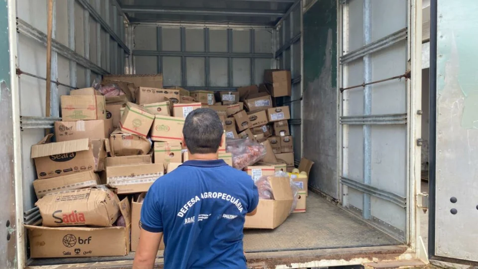 Operação da Adaf apreende 3,4 toneladas de alimentos irregulares em Manaus
