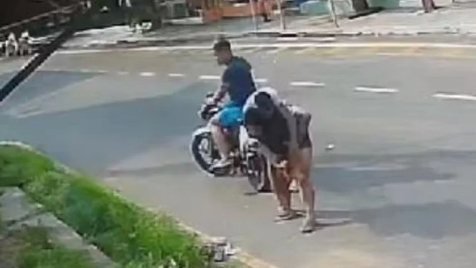 VEJA VÍDEO: mulher reage a assalto e luta com bandido