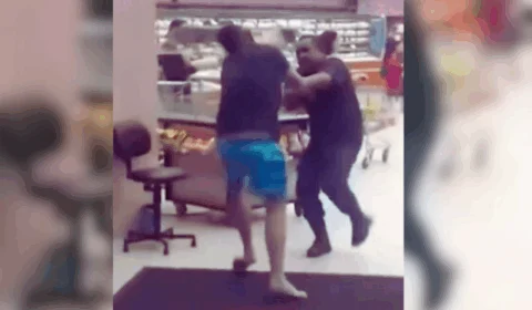 VEJA VÍDEO: segurança e cliente brigam após cadela ser proibida de entrar em loja