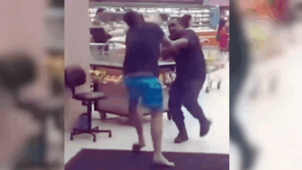 VEJA VÍDEO: segurança e cliente brigam após cadela ser proibida de entrar em loja