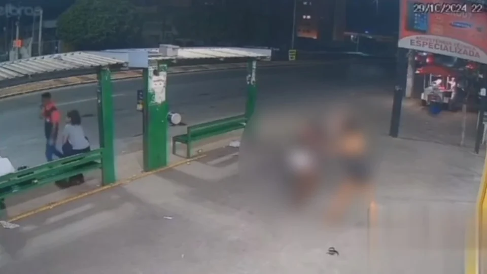 VEJA VÍDEO: enfurecida, mulher esfaqueia outra com mais de 10 golpes pelo corpo