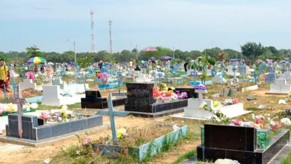 Cemitérios de Manaus funcionam das 6h às 18h para visitação no Dia de Finados