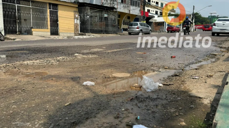 Cano quebrado causa transtornos para moradores no Centro de Manaus