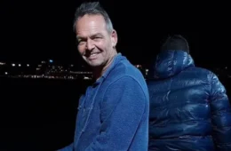 Homem vai ao hospital com gripe forte e descobre bactéria rara e mortal nas nádegas