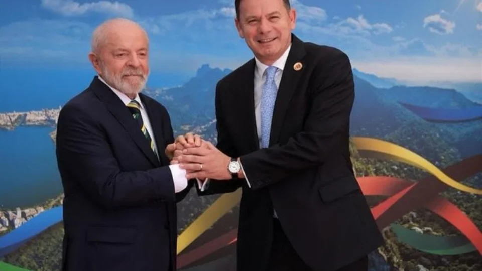 Líder de partido de direita português chama Lula de “ladrão” e promete algemá-lo se assumir o cargo de primeiro-ministro