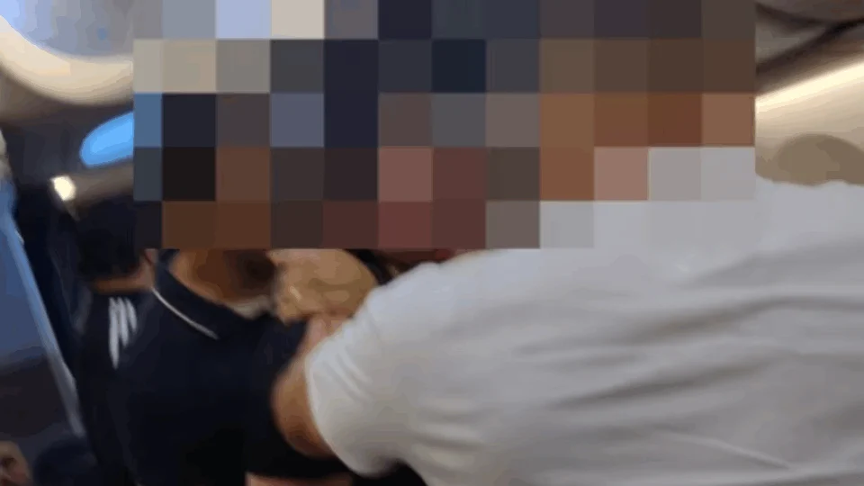 VEJA VÍDEO: homem tenta abrir porta de avião durante voo e é contido por passageiros