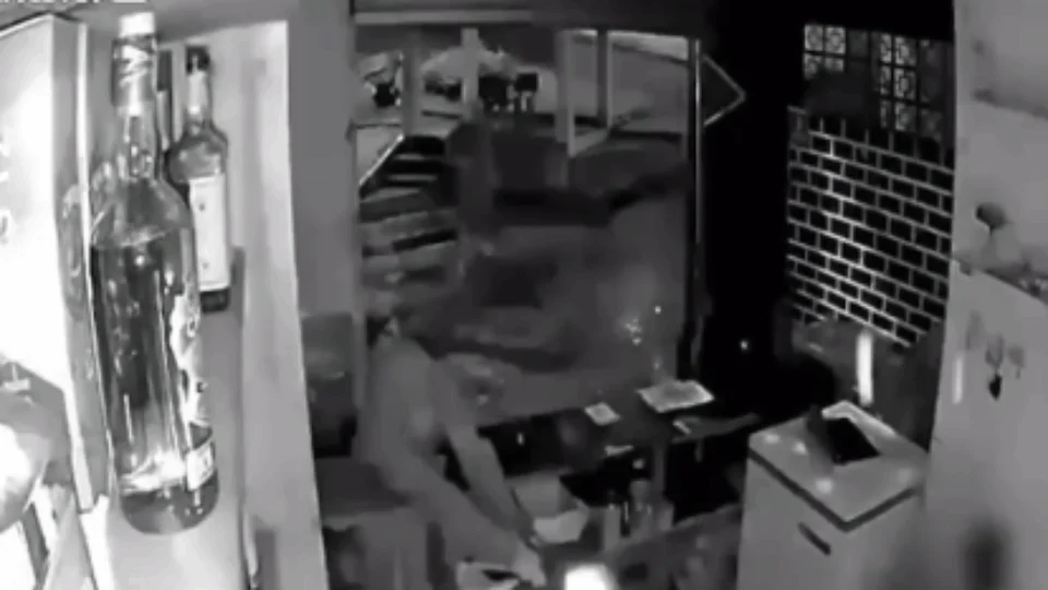 VEJA VÍDEO: pistoleiro executa homem e deixa adolescente ferido dentro de bar