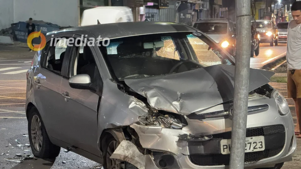 Colisão entre carros deixa motorista ferida no bairro Cidade Nova